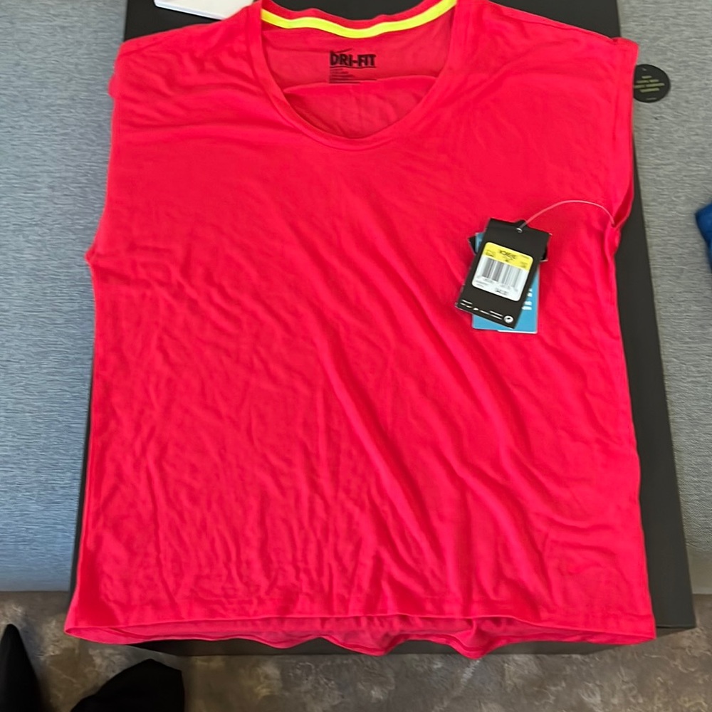Nike drifit tee size small